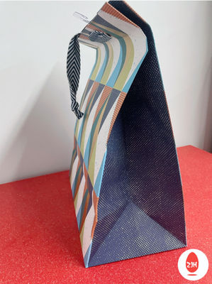 Boutiquen-Bogen-Geschenk-Verpackungs-Taschen-Süßigkeits-Luxuspapiertüte gestempelschnittener Griff